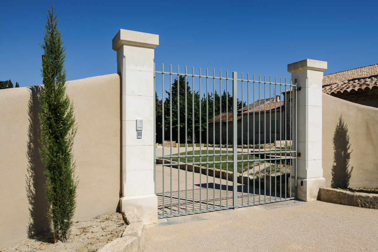 Portail d'entrée avec cyprès